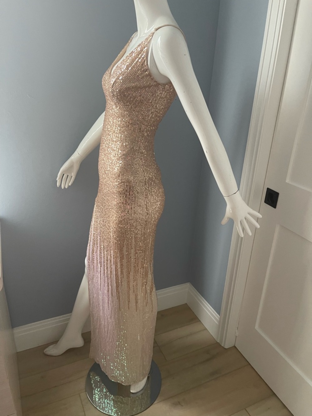 Dazzling gold sequin gown with slit - Picture 3 of 7